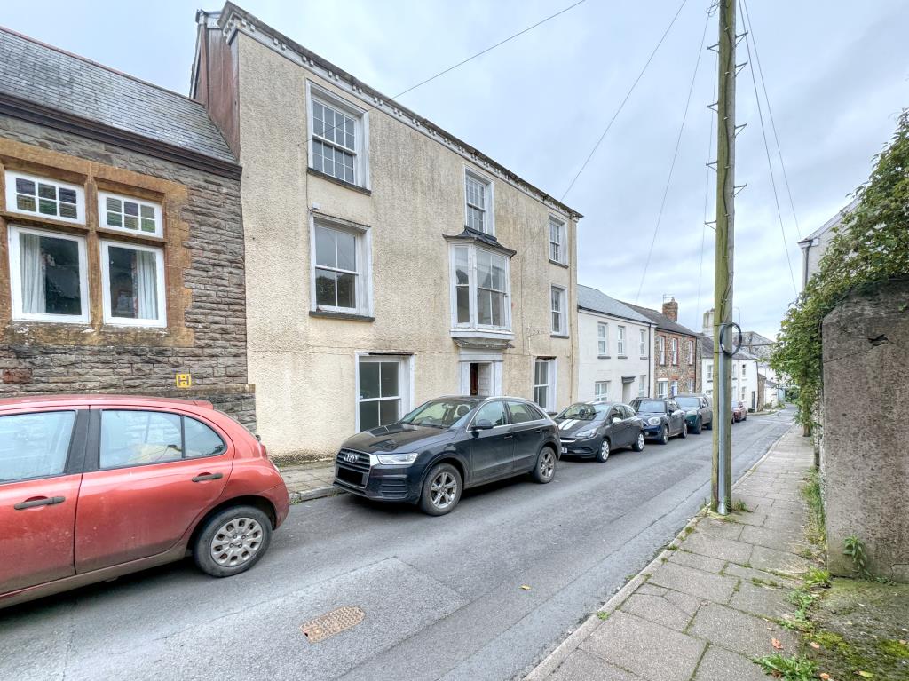 Lot: 50 - SPACIOUS THREE STOREY FORMER DENTIST SURGERY - Front, street view of the property